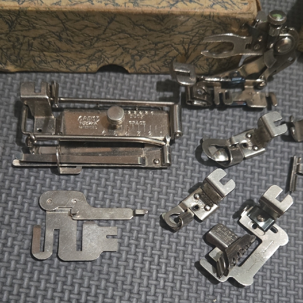 Rotary Sewing Machine Attachments Set - Picture 2 of 7